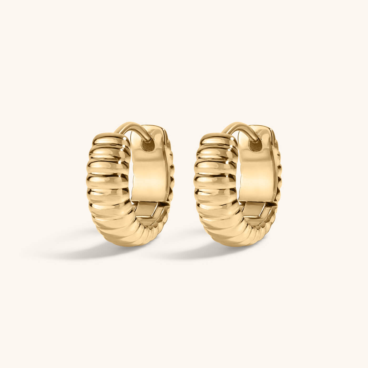Plisse Huggie Hoops, 13mm – Gold