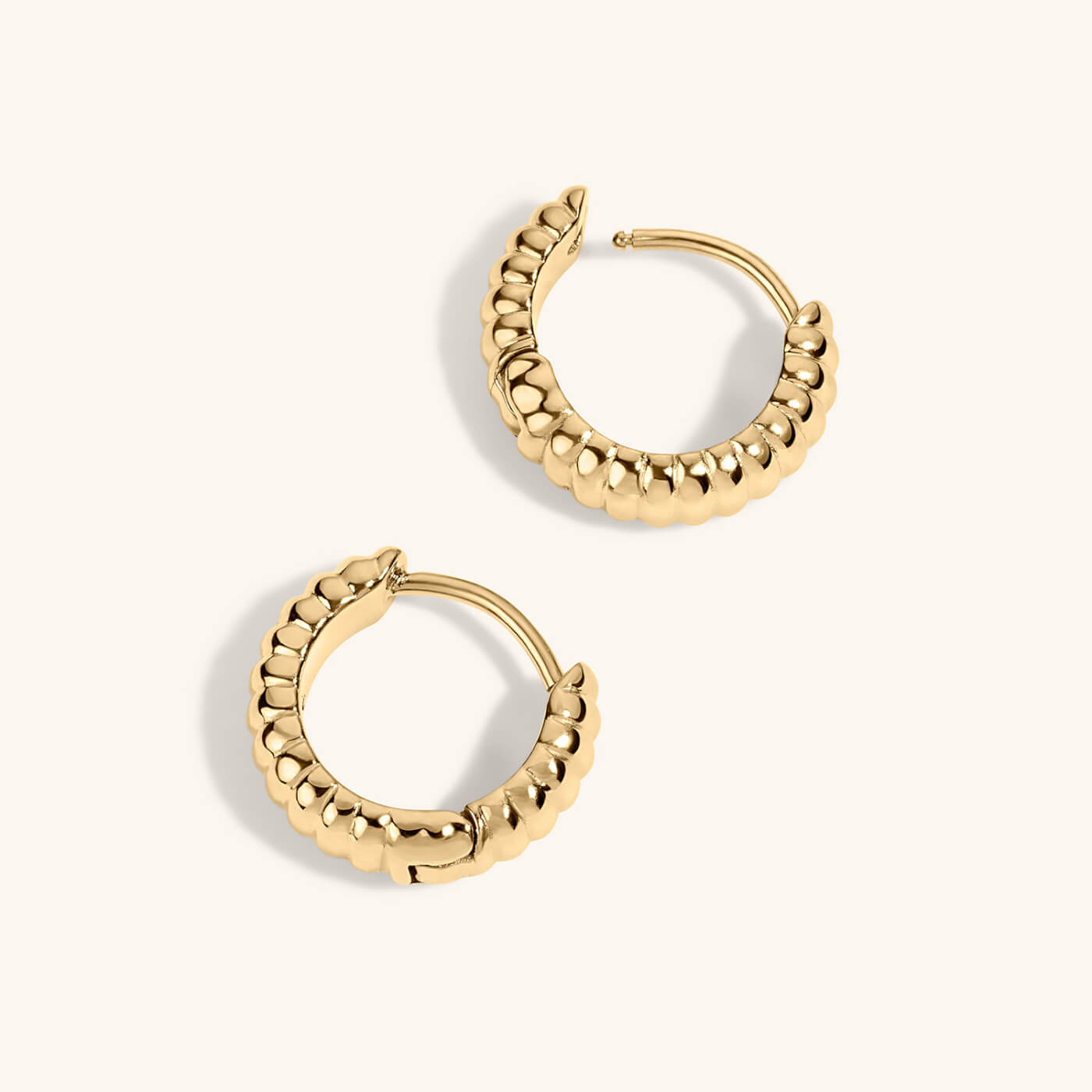 Plisse Huggie Hoops, 13mm