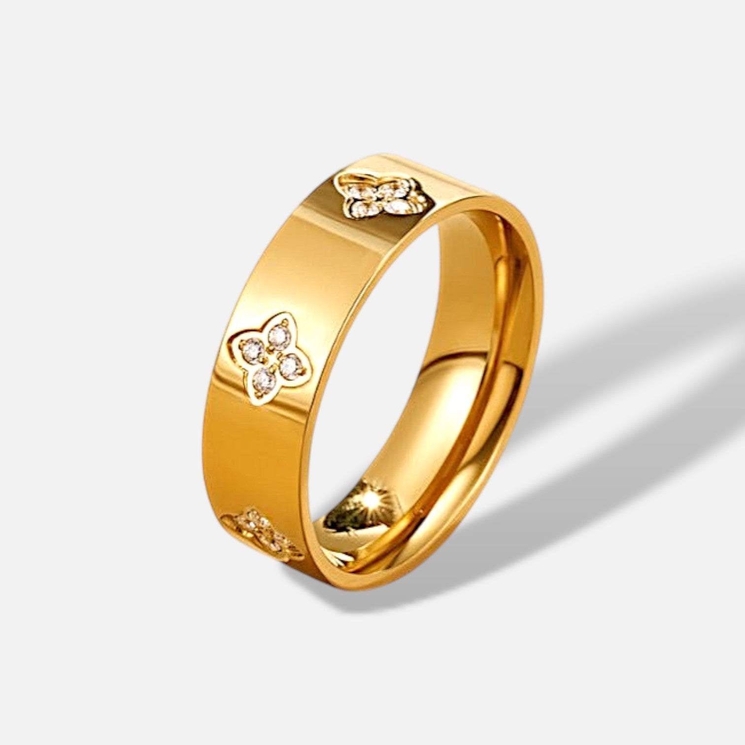 Aurelle Crystal Clover Band Ring – gold