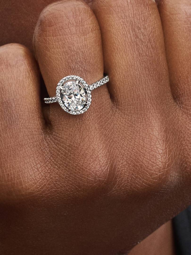 Oval Sparkling Halo Ring