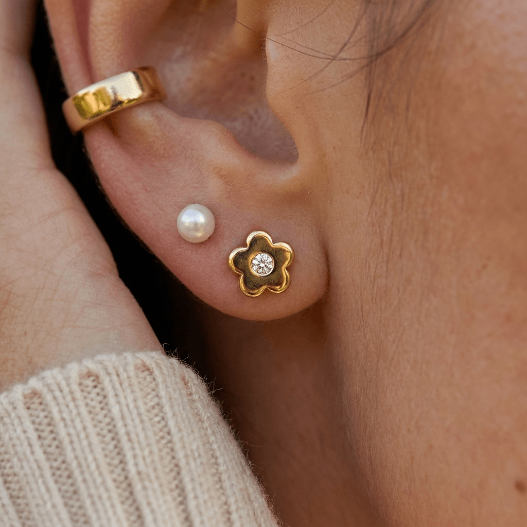 Dainty Daisy Flat Back Stud Earrings